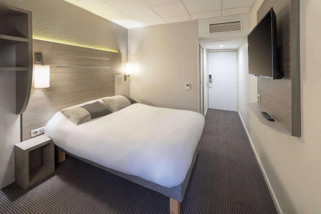 Postel nebo postele na pokoji v ubytování Best Western Voiron Centre