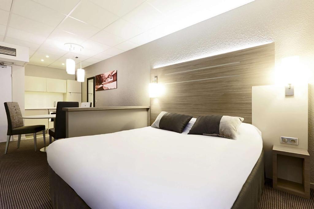 Postel nebo postele na pokoji v ubytování Best Western Voiron Centre