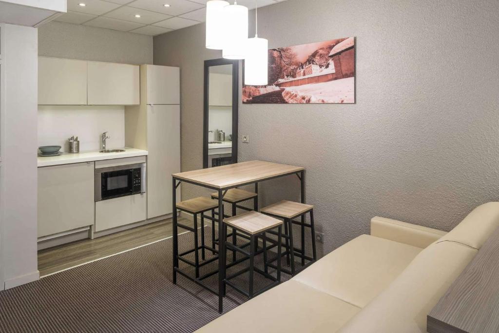 Kuchyň nebo kuchyňský kout v ubytování Best Western Voiron Centre