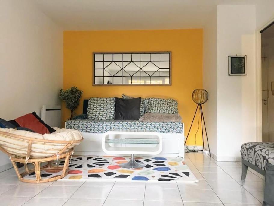 ein Wohnzimmer mit einem Sofa und einem Tisch in der Unterkunft Bel & grand appart proche Paris, aéroport CDG, Parc Expos in Livry-Gargan