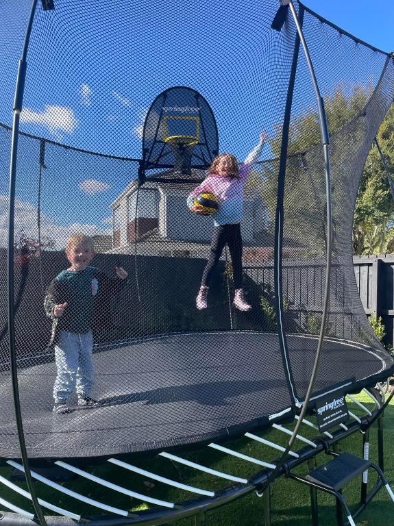 Private, 4BR Family Home, Free Parking, 4km to Airport - Resim 29