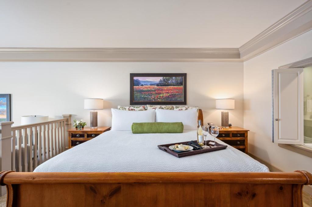 Un dormitorio con una cama con una bandeja de comida. en Hotel Bellwether on Bellingham Bay en Bellingham