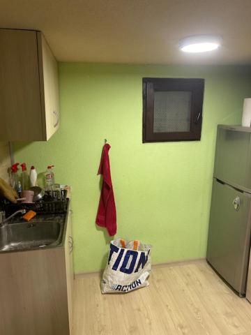 eine Küche mit Spüle und einer Tasche auf dem Boden in der Unterkunft Splav na dan Royal Water in Belgrad