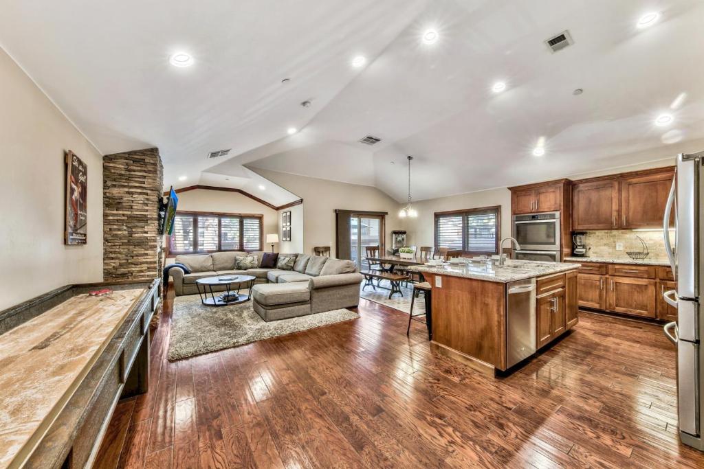 eine Küche und ein Wohnzimmer mit einer Couch und einem Tisch in der Unterkunft Tahoe Woods 603 at Stateline - Shuffle board Pet Friendly AC in South Lake Tahoe