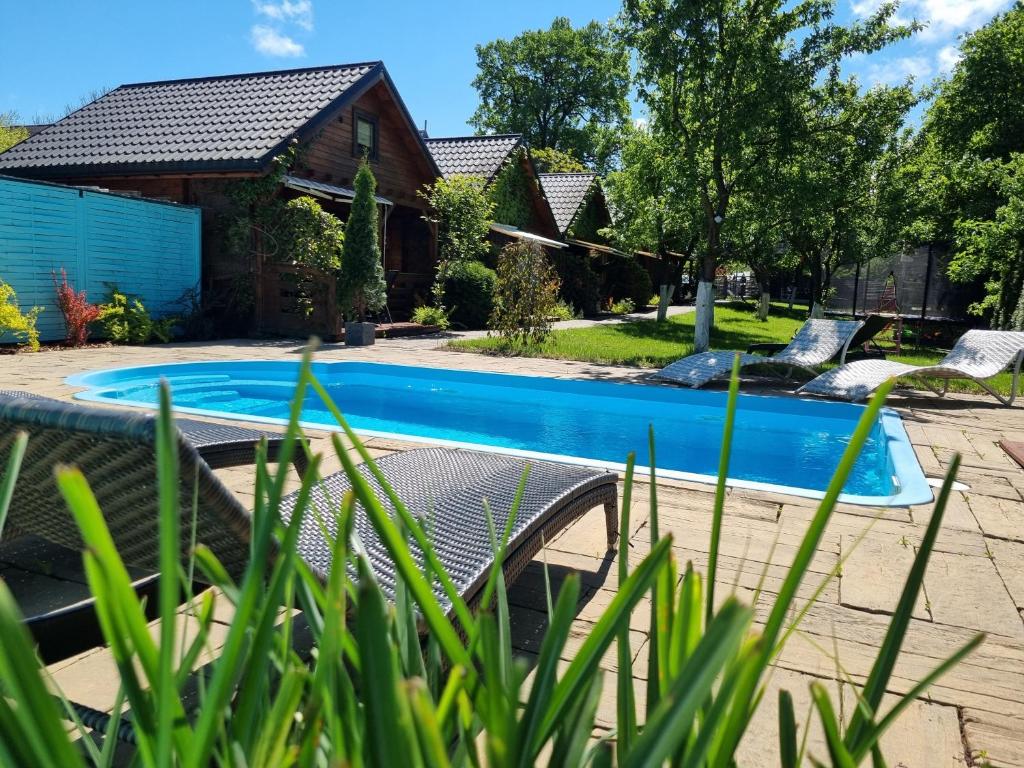 una piscina en el patio de una casa en Domki w sadzie Stegna en Stegna