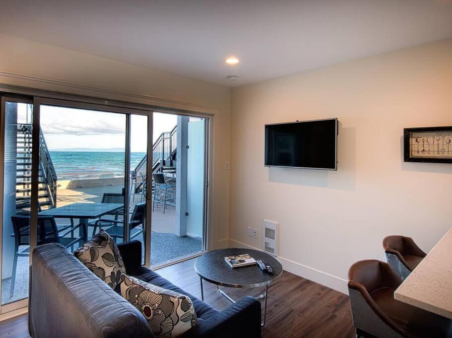 TV a/nebo společenská místnost v ubytování Qualicum Beach Ocean Suites