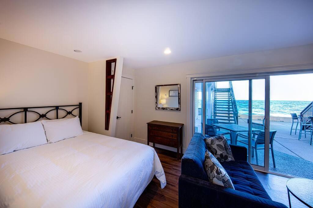 Postel nebo postele na pokoji v ubytování Qualicum Beach Ocean Suites