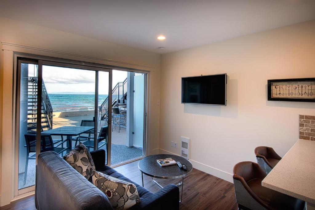 TV a/nebo společenská místnost v ubytování Qualicum Beach Ocean Suites