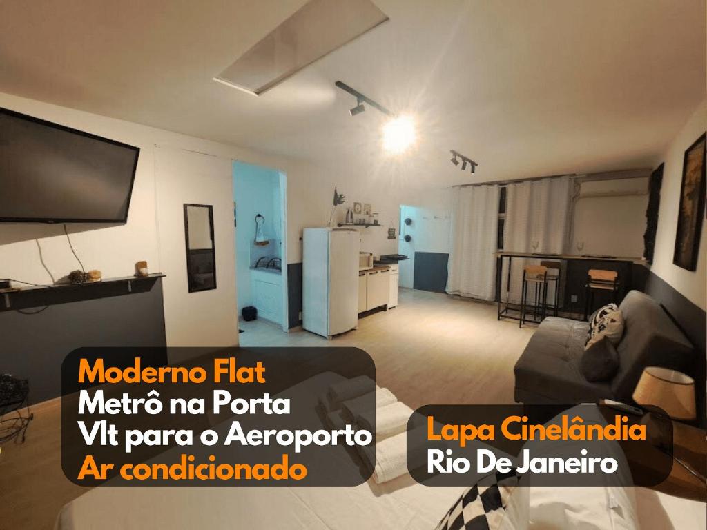 a living room with a couch and a tv at Flat Novinho Cinelândia LAPA VLT e Metrô Aeroporto in Rio de Janeiro