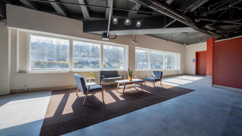 une chambre avec des chaises, une table et des fenêtres dans l'établissement THE INN-Pittsburgh, à Pittsburgh