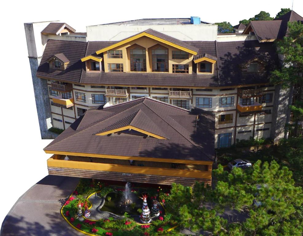 einen Blick über ein großes Gebäude mit Garten in der Unterkunft Private Room in Camp John Hay Baguio City in Baguio City