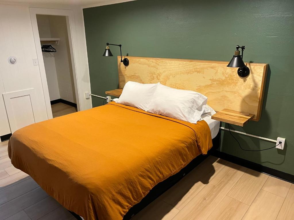 Tempat tidur dalam kamar di Happy Bear Motel