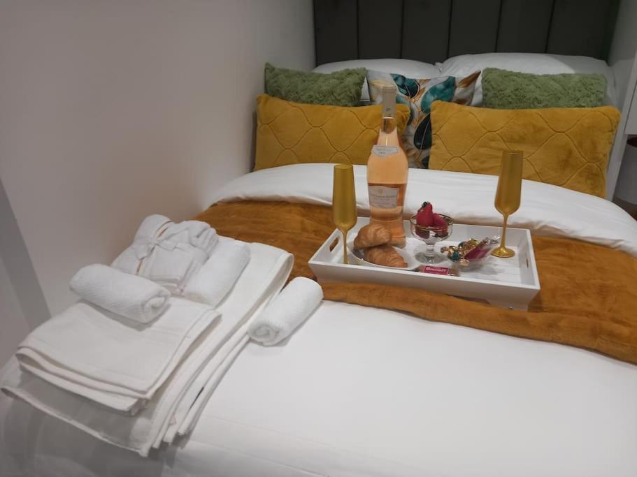 Katil atau katil-katil dalam bilik di Cosy Luxury studio in Leicester. (Emerald Suite)