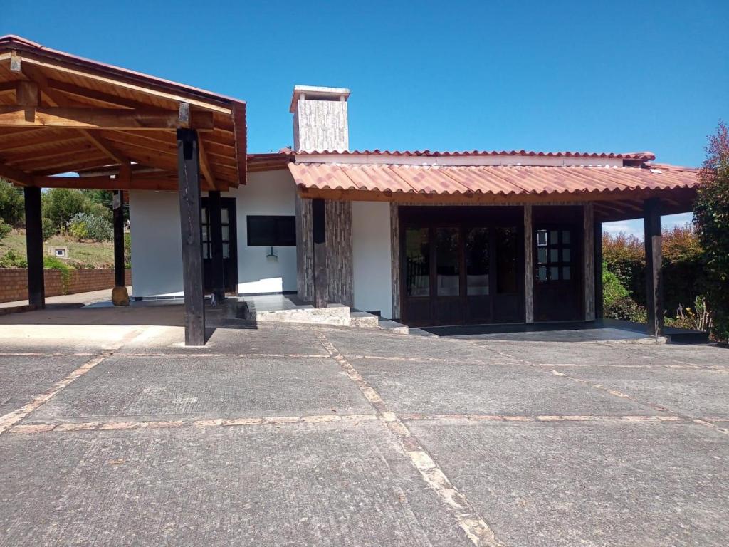 ein Gebäude mit Markisen und einem Parkplatz in der Unterkunft Casa campo Sogamoso in Sogamoso