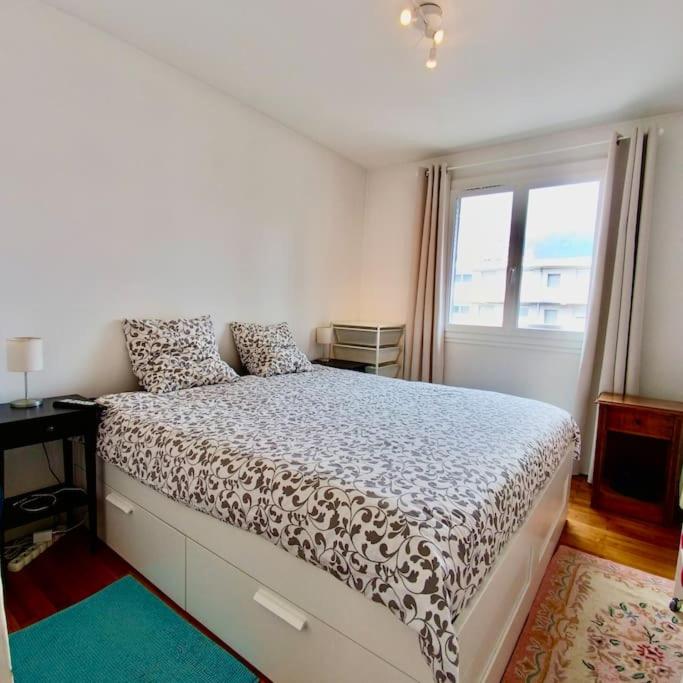 une chambre avec un lit et une fenêtre dans l'établissement Vue Imprenable - Calme & Equipé avec parking Privé, à Grenoble