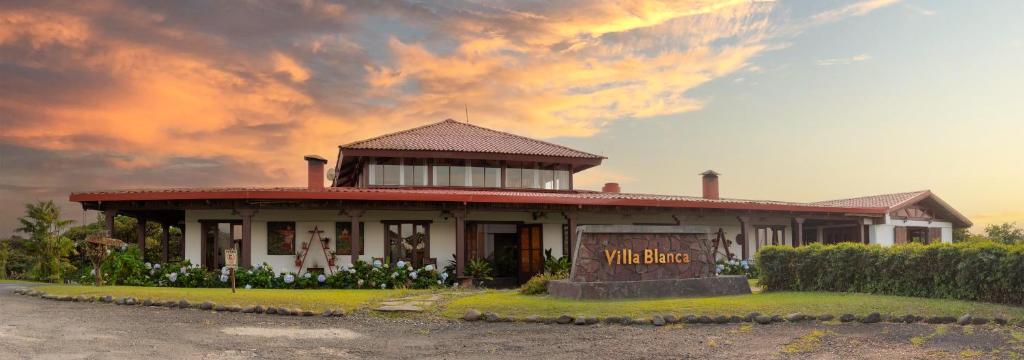 聖拉蒙的住宿－Villa Blanca Cloud Forest Hotel & Retreat，前面有标志的房子