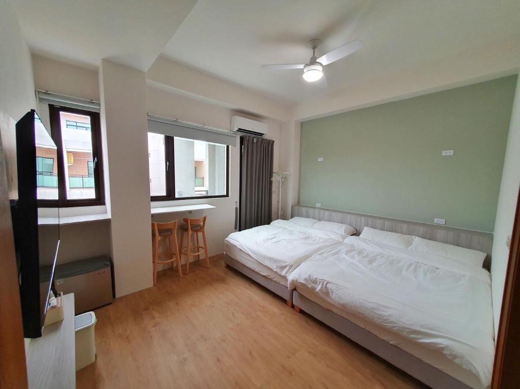 Postel nebo postele na pokoji v ubytování Travelers Hostel