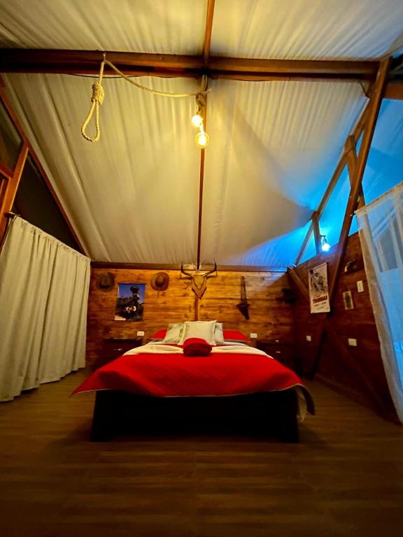 Postel nebo postele na pokoji v ubytování Eco Cabañas Montana