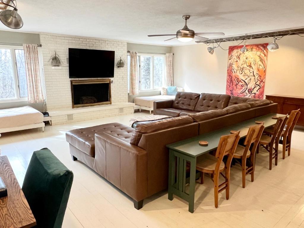 sala de estar con sofá grande y mesa en Goldberry Woods- A Modern Farm Resort, en Union Pier