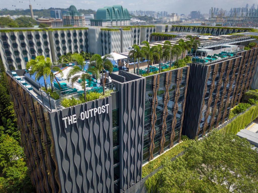 une vue aérienne de l'hôtel avant-poste de Singapour dans l'établissement The Outpost Hotel Sentosa by Far East Hospitality, à Singapour