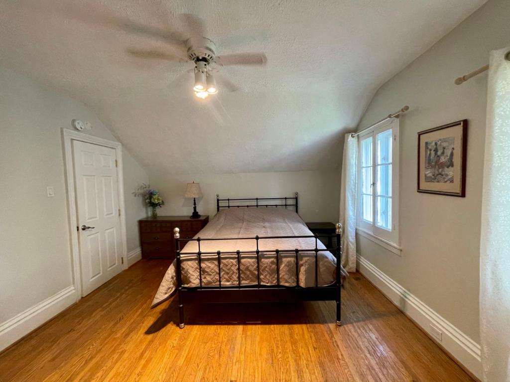 um quarto com uma cama e uma ventoinha de tecto em ROOM B in the white house em Cataratas do Niágara