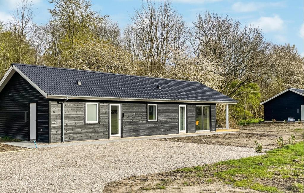uma casa preta com garagem em Beautiful Home In Tranekr With Wifi em Tranekær