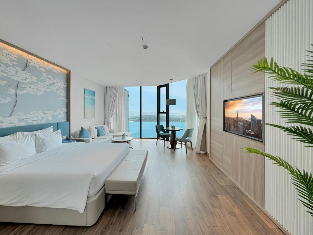 下龍灣的住宿－Luxury 5 Star A La Carte Residence Ha Long，酒店客房设有一张大床和一张沙发。