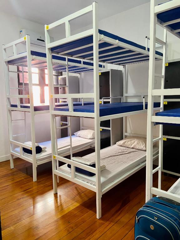Uma ou mais camas em beliche num quarto em Galeria SP Hostel