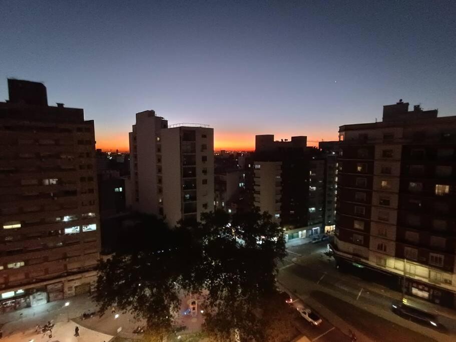vista su una città di notte con edifici di Apto Centrico Zona Tres Cruces a Montevideo