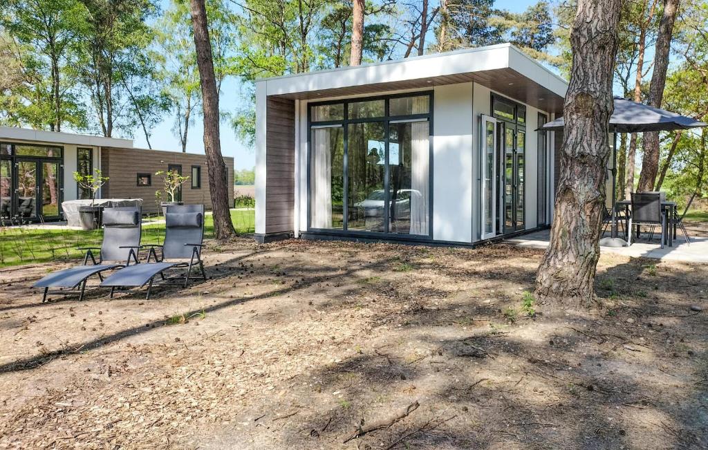 Casa moderna con puertas de cristal y un árbol en 2 Bedroom Stunning Home In Hellendoorn en Hellendoorn