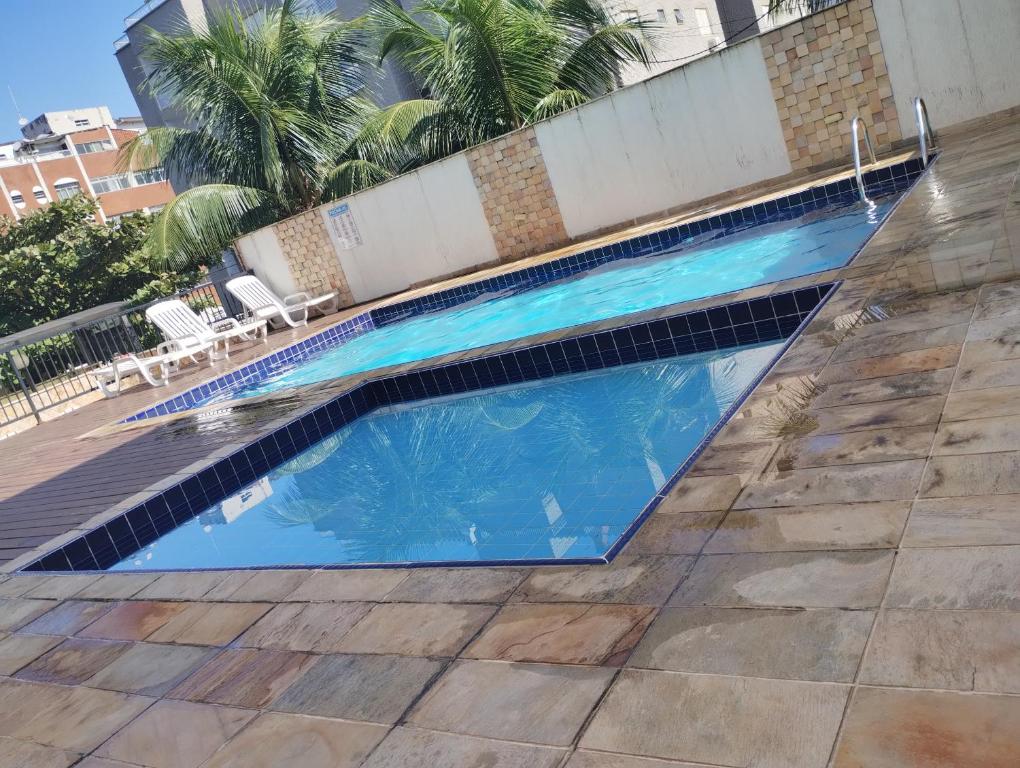a swimming pool in the middle of a building at Apto Enseada Guarujá in Guarujá