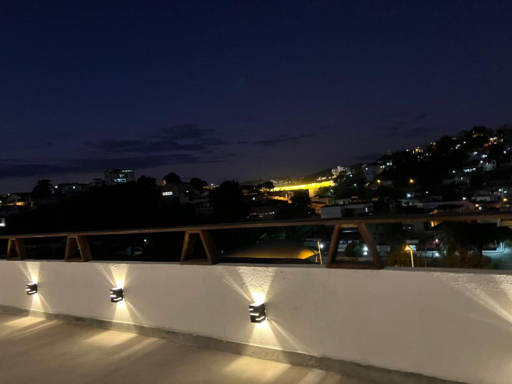 einen Balkon mit Beleuchtung in der Nacht in der Unterkunft Pousada Cristais SUITE 15 in Teófilo Otoni