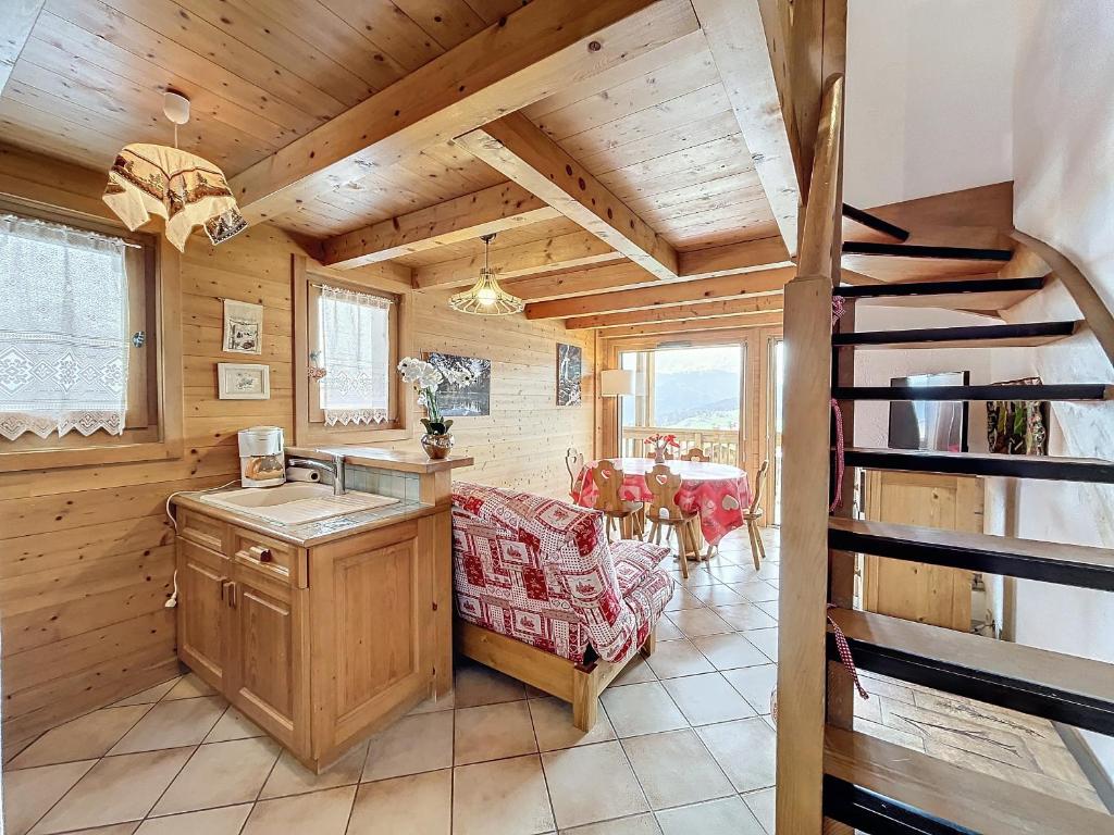 - une cuisine avec un escalier dans une maison en bois dans l'établissement Charmant appart 3 pièces proche des pistes avec parking et terrasse - FR-1-560-140, à Combloux