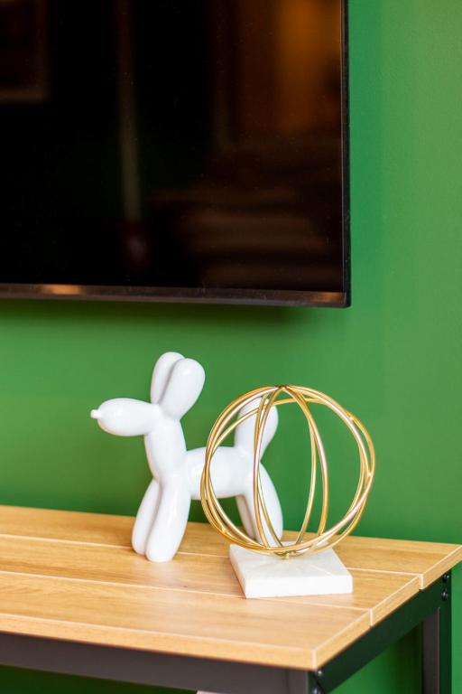 Gorgeous in Green - 2 bed Central Oasis w/king bed - Resim 18