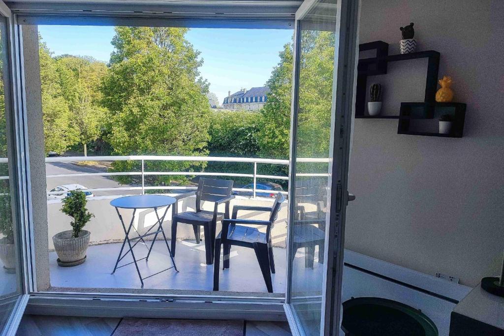 une vue d'un balcon avec une table et des chaises dans l'établissement Large studio in the heart of Caen, à Caen