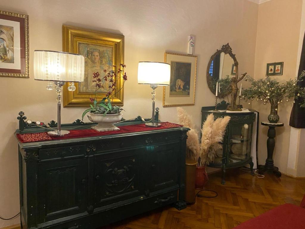um quarto com um armário preto com duas lâmpadas em Large Three Bedroom, Center of Old Town em Dubrovnik