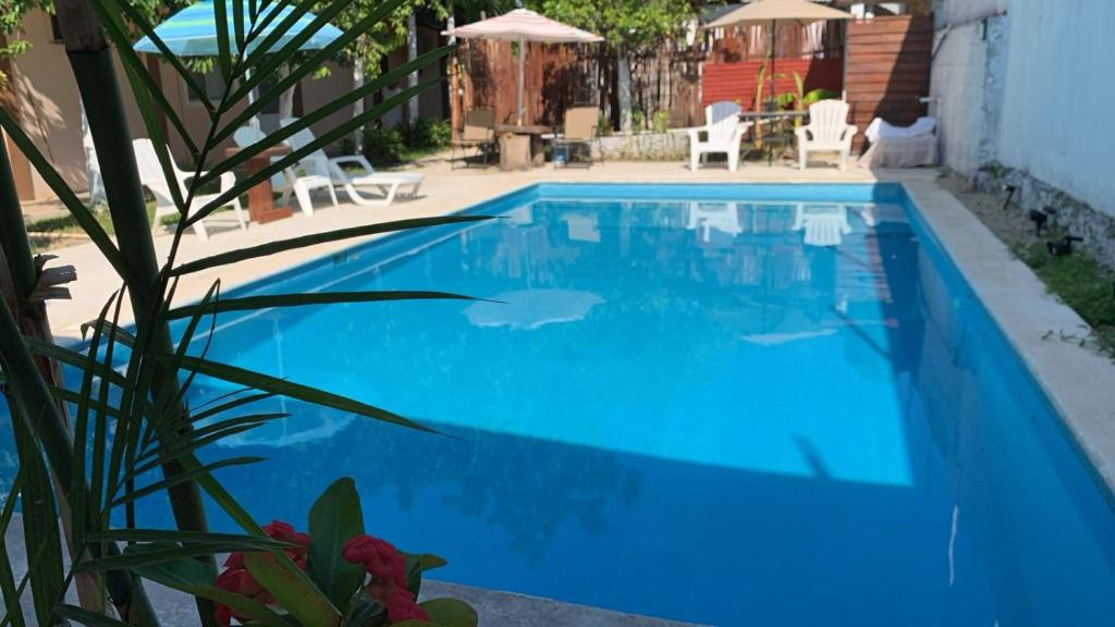 una piscina de agua azul en una casa en Casa Terracota en Bacalar