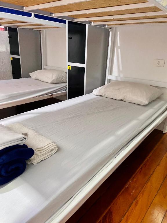 Uma cama ou camas num quarto em Galeria SP Hostel