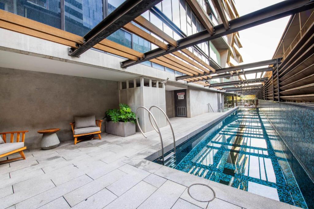 una piscina en un edificio con un edificio en Fit For A Queen with Free Parking-Pool-Gym en Melbourne