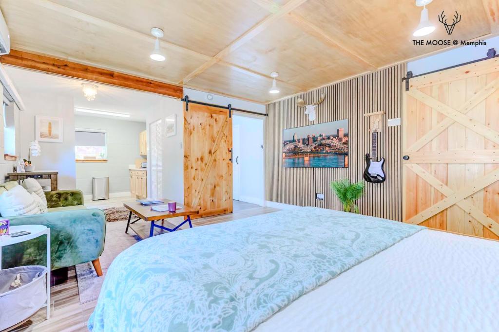 Ein Bett oder Betten in einem Zimmer der Unterkunft The Moose at Memphis Downtown &amp; Victorian Village