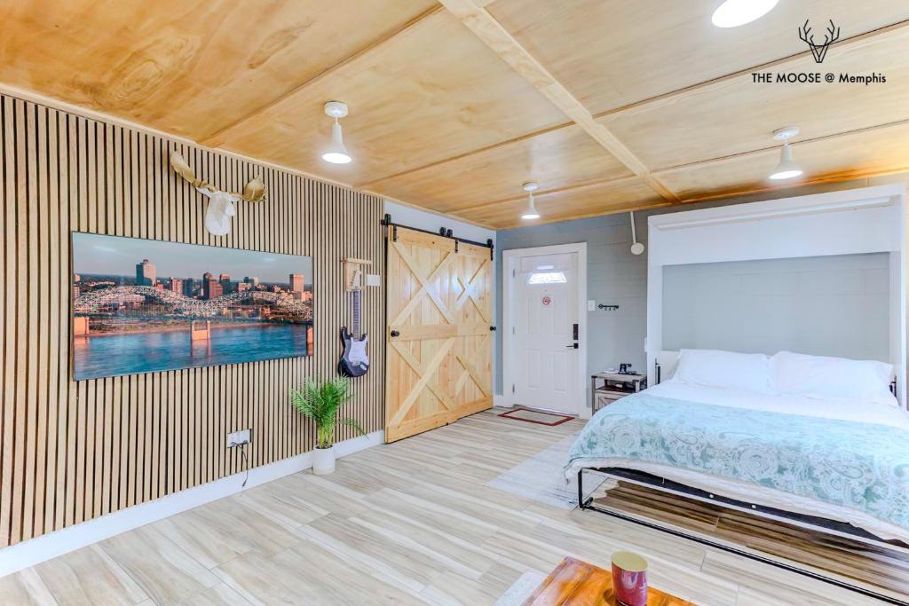 Ein Bett oder Betten in einem Zimmer der Unterkunft The Moose at Memphis Downtown &amp; Victorian Village
