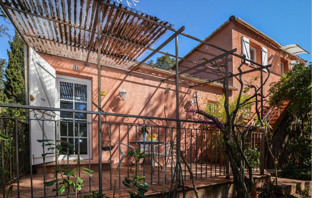 une maison avec une clôture en fer devant elle dans l'établissement Cozy Home In Piscia Rossa With Wifi, à Afa