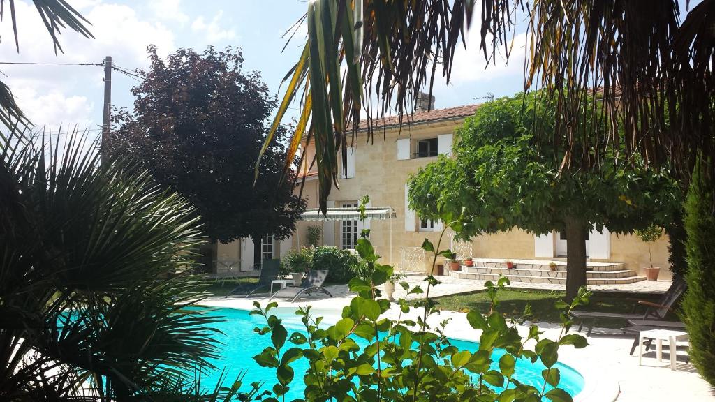 Piscina a Les Abris de Saint Sulpice - Saint-Émilion o a prop