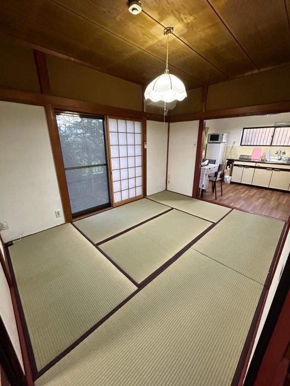 Postel nebo postele na pokoji v ubytování 高島市一棟貸切貸別荘グループファミリーok大人数でご利用だとお得連泊がお得