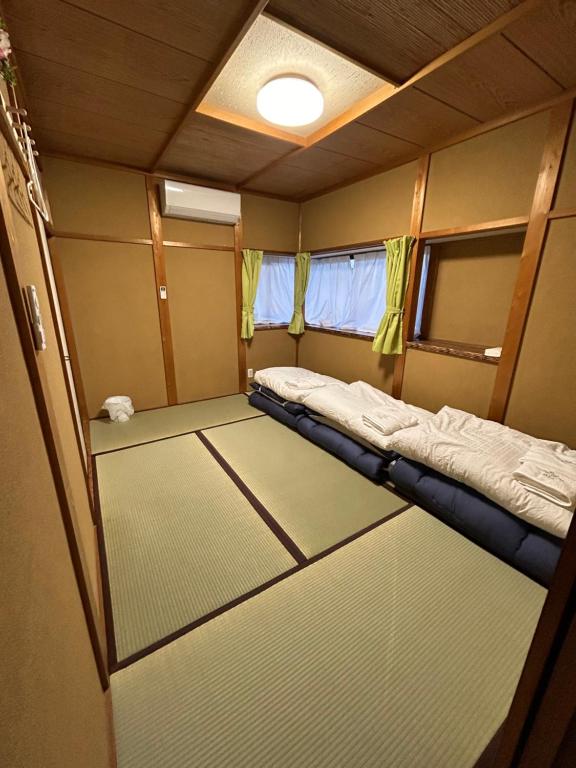 Postel nebo postele na pokoji v ubytování 高島市一棟貸切貸別荘グループファミリーok大人数でご利用だとお得連泊がお得
