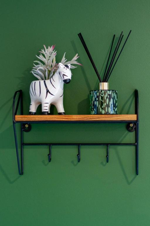 Gorgeous in Green - 2 bed Central Oasis w/king bed - Resim 17