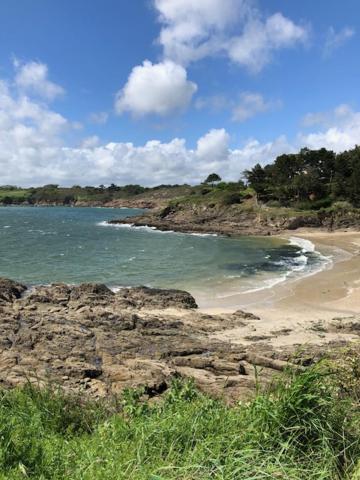 - une vue sur une plage de rochers et l'océan dans l'établissement VILLA TYJOB, à Moëlan-sur-Mer