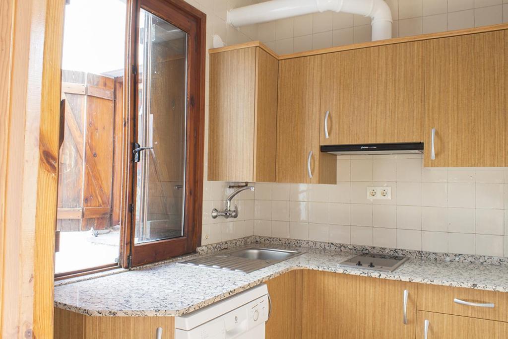 A kitchen or kitchenette at Apartamentos Grist