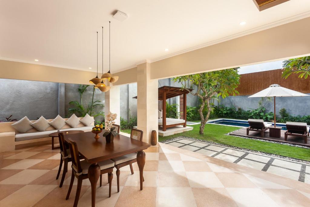 Bazén v ubytování Ghana Villa Seminyak by Pramana Villas nebo v jeho okolí