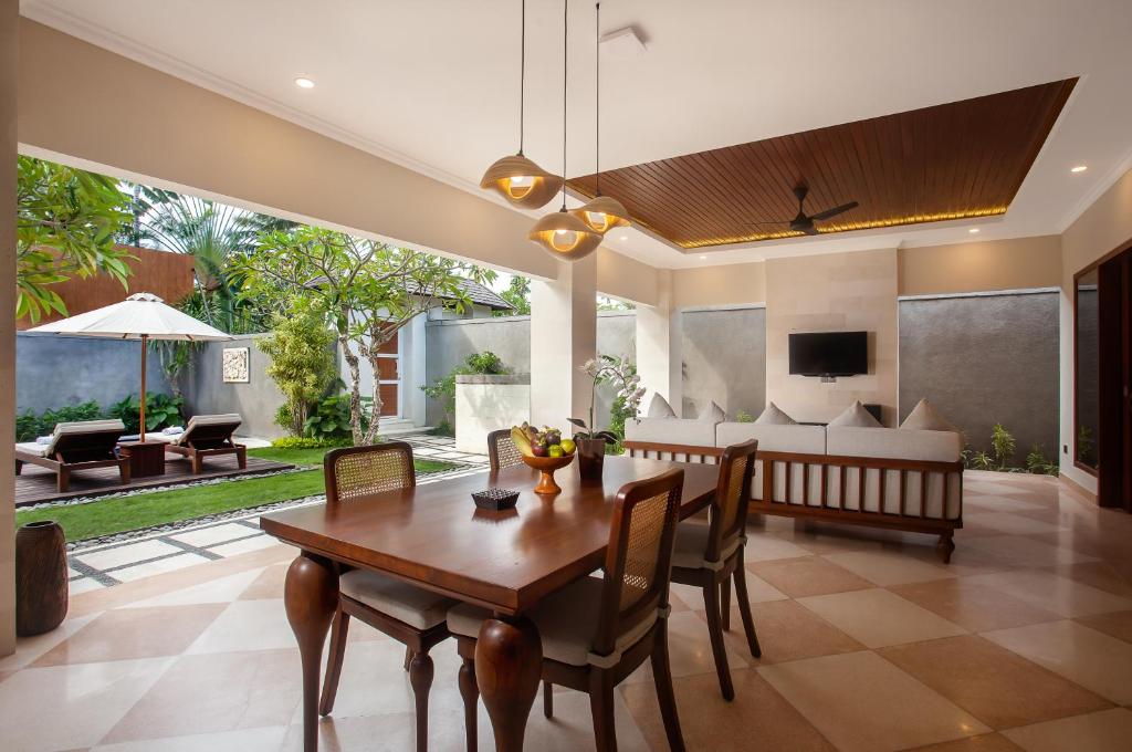 TV a/nebo společenská místnost v ubytování Ghana Villa Seminyak by Pramana Villas